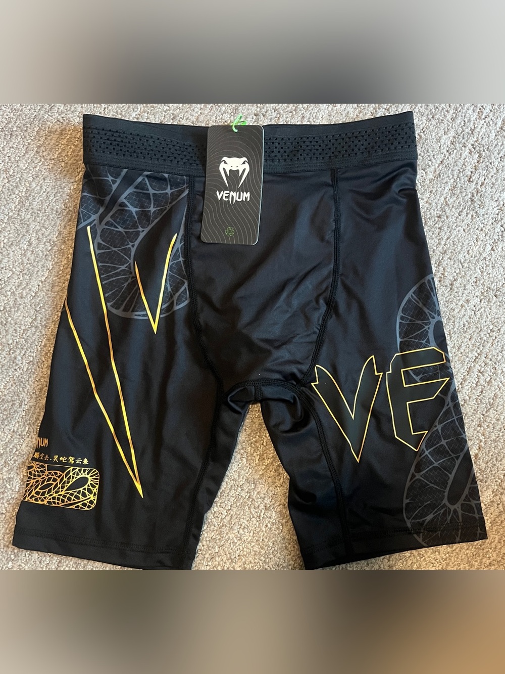 Venum Serpenti Vale Tudo Shorts - Black/Silver/Gold XS. 2656/bb15-1